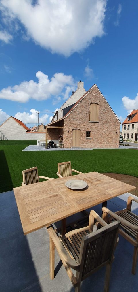 Kunstgras rond een nieuwbouwwoning in Knokke-Heist, gezien vanaf het terras