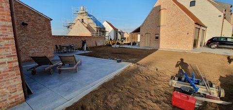 Volledig afgegraven tuin rond een nieuwbouwwoning in Knokke-Heist, klaar voor de fundering