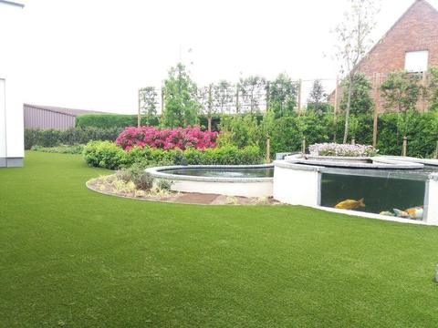Tuin met vijver en kunstgrasgazon in Knokke
