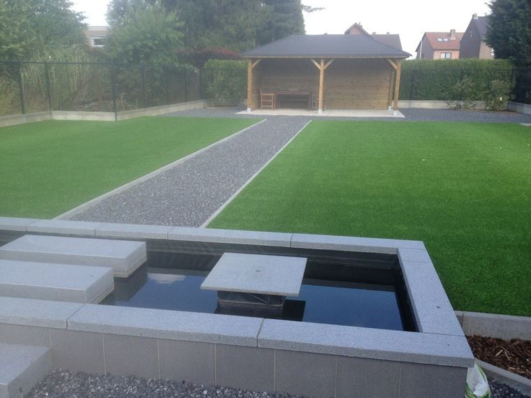Daktuin met zwembad en kunstgras