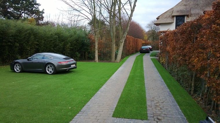Tuinpad in verharding door een kunstgrasgazon