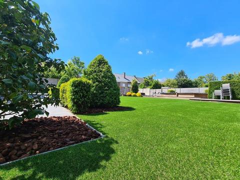 Siertuin met snoeivormen en kunstgras in Lokeren