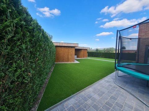 Gezinstuin met trampoline op kunstgras in Eeklo