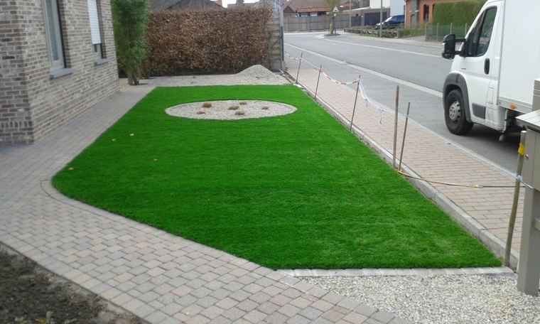 Voortuin met kunstgras langs de straatkant